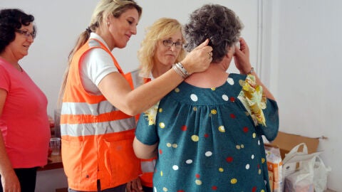 T&eacute;cnicas de la Cruz Roja consuelan a una vecina