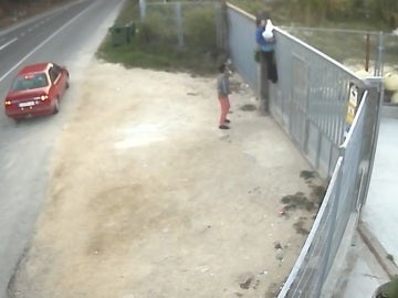 Dos hombres abandonando a un perro en la Protectora de animales Os palleiros