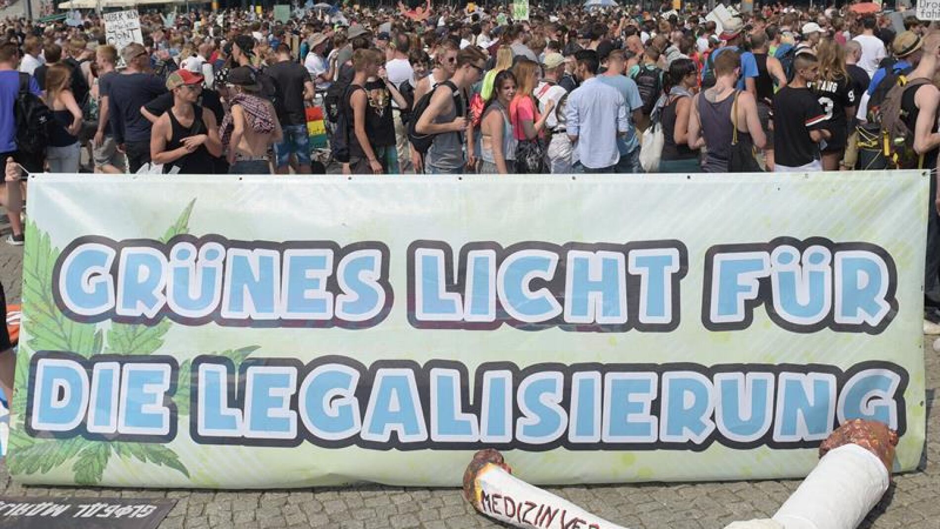 Miles de personas piden la legalizaci&oacute;n de la marihuana en Berl&iacute;n