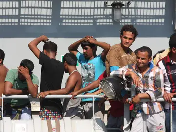 Una barcaza llega con 116 inmigrantes Una barcaza llega con 116 inmigrantes