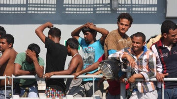 Una barcaza llega con 116 inmigrantes