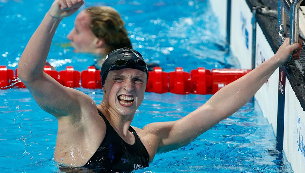 Ledecky celebra su récord y oro en 800 libre