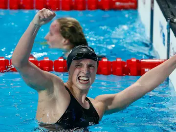 Ledecky celebra su récord y oro en 800 libre Ledecky celebra su récord y oro en 800 libre