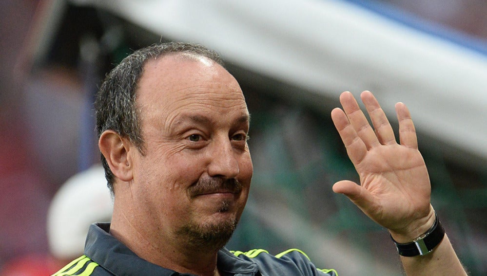 Rafa Benítez, saludando