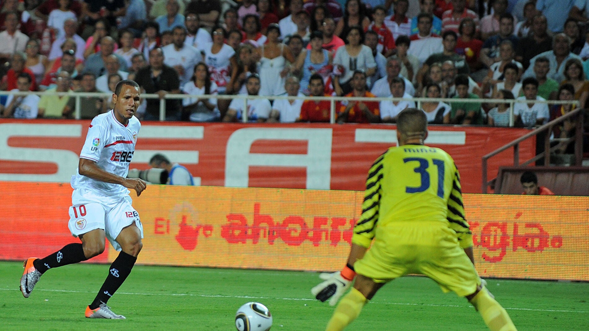 Luis Fabiano, en un duelo contra el Barcelona