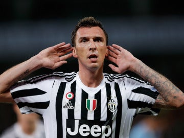 Mandzukic celebra su primer gol con la Juve Mandzukic celebra su primer gol con la Juve