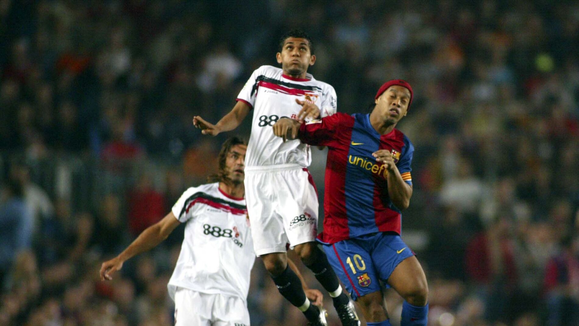 Alves y Ronaldinho luchan por un bal&oacute;n