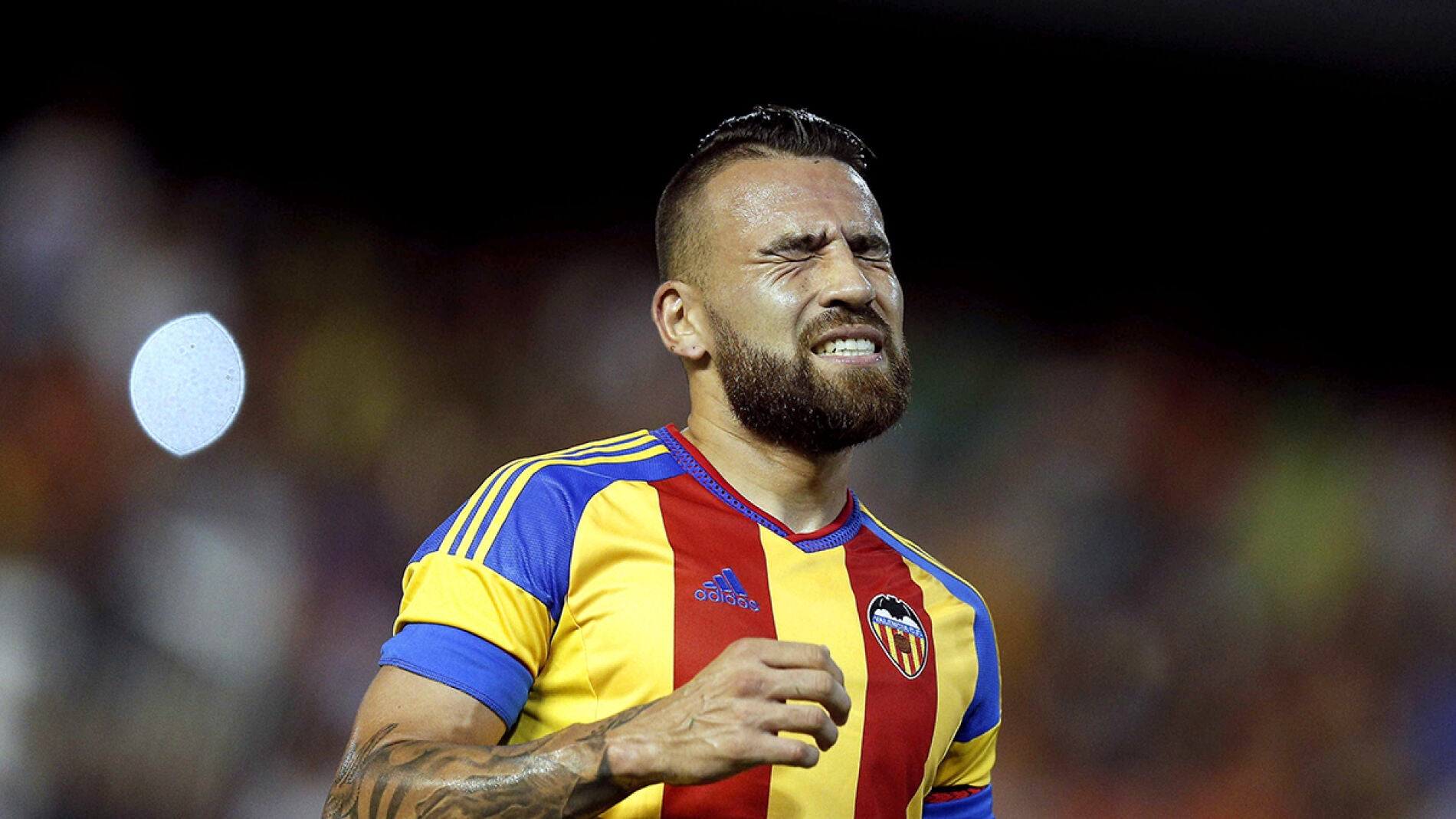 Otamendi se lamenta durante el partido