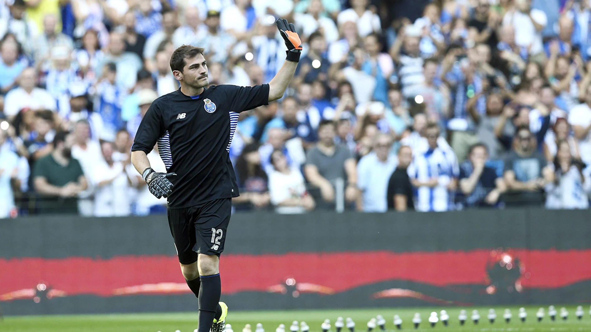 Iker Casillas, durante su presentación con el Oporto Iker Casillas, durante su presentación con el Oporto