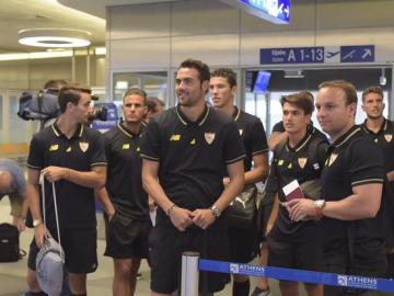 La plantilla del Sevilla, en el aeropuerto