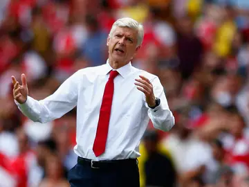 Wenger se lamenta durante el encuentro Wenger se lamenta durante el encuentro