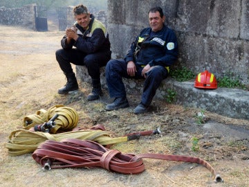 Efectivos de la lucha contra el fuego en Sierra de Gata