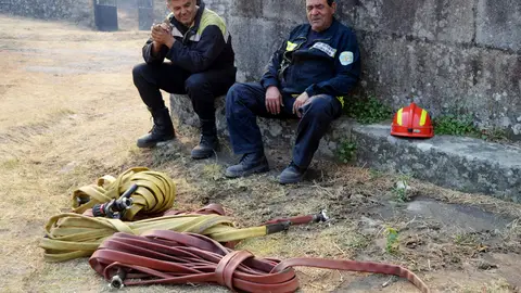 Efectivos de la lucha contra el fuego en Sierra de Gata Efectivos de la lucha contra el fuego en Sierra de Gata