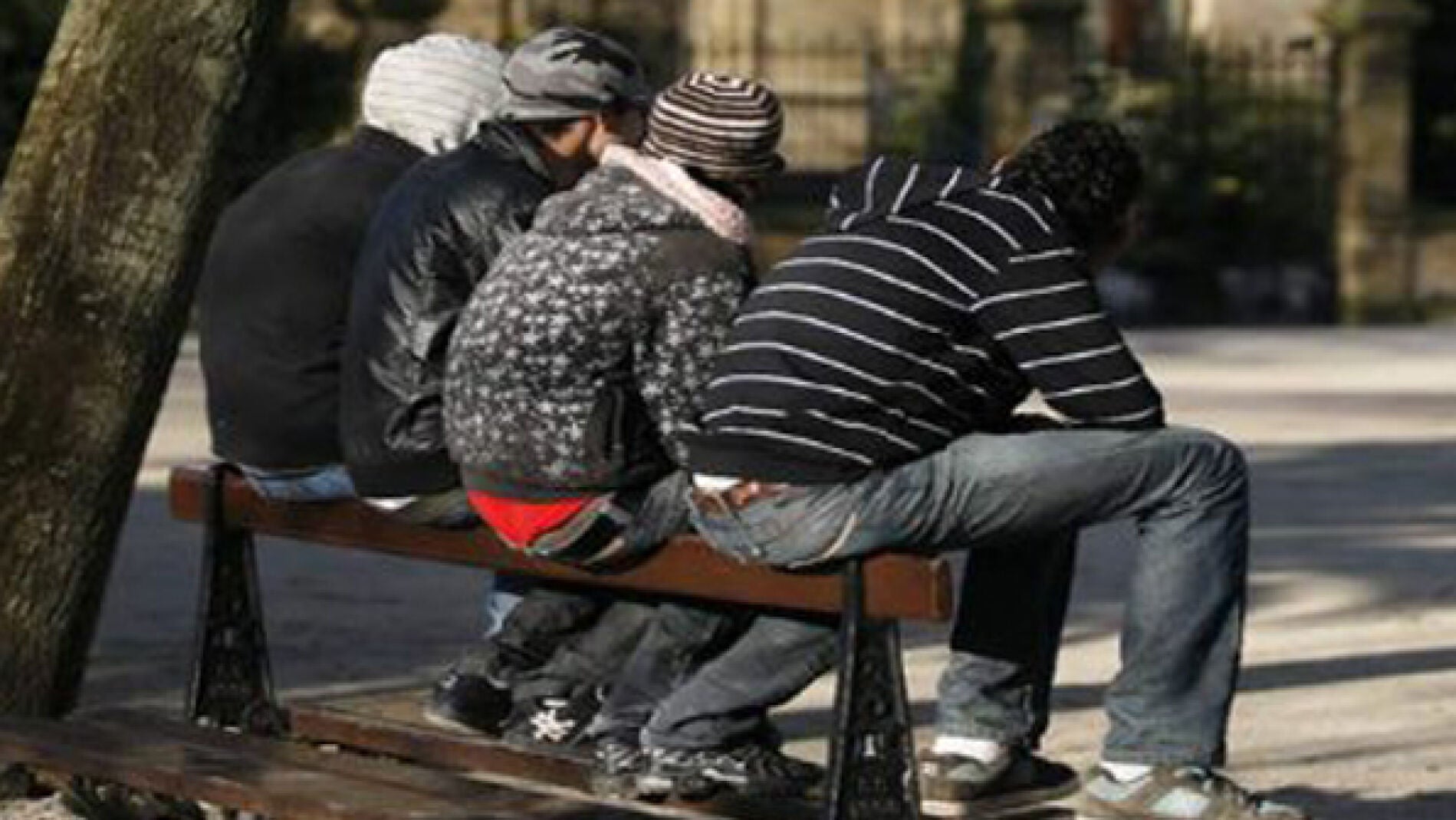 J&oacute;venes espa&ntilde;oles en un parque