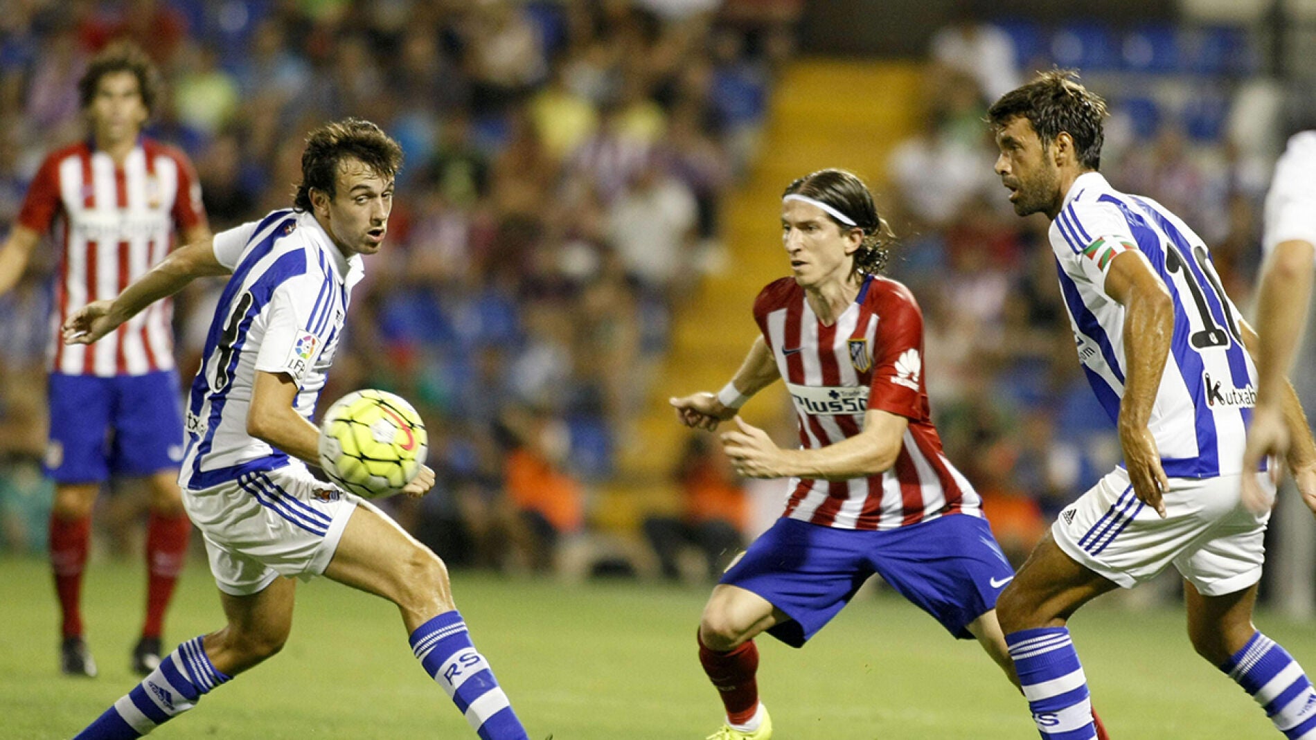 Filipe Luis conduce el bal&oacute;n ante la presi&oacute;n rival