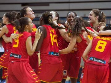 Las chicas de baloncesto celebran su victoria