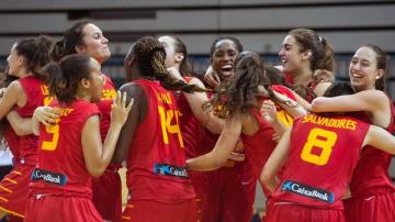 Las chicas de baloncesto celebran su victoria
