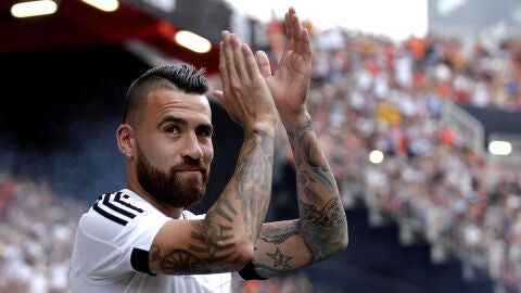 Otamendi, durante la presentaci&oacute;n del Valencia