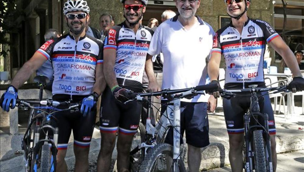 Mariano Rajoy posa junto a unos ciclistas durante sus vacaciones