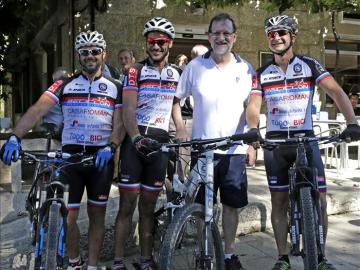 Mariano Rajoy posa junto a unos ciclistas durante sus vacaciones