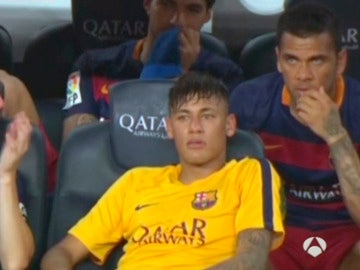 Los jugadores del Barcelona dialogan en el banquillo