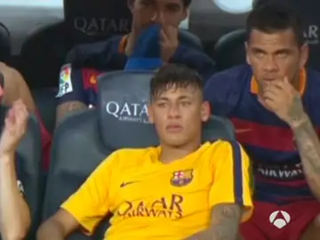 Los jugadores del Barcelona dialogan en el banquillo Los jugadores del Barcelona dialogan en el banquillo