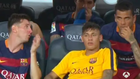 Los jugadores del Barcelona dialogan en el banquillo Los jugadores del Barcelona dialogan en el banquillo
