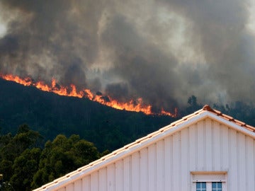 Frente de llamas en Tállara del incendio registrado en Lousame