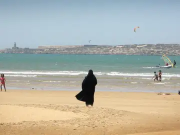 Mujeres en otra playa de Marruecos Mujeres en otra playa de Marruecos