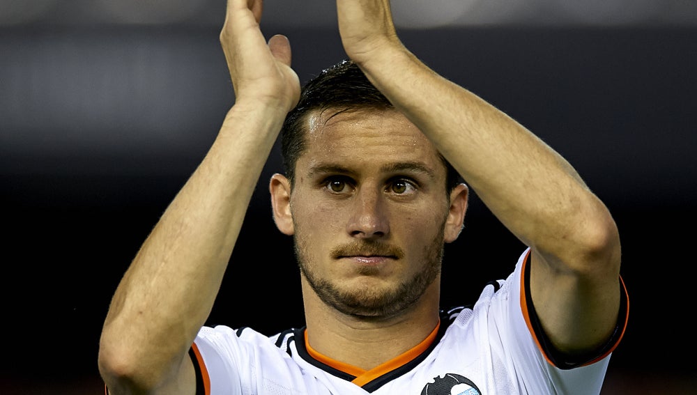 El delantero argentino del Valencia Pablo Piatti, agradecido con la afición
