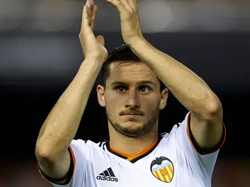 El delantero argentino del Valencia Pablo Piatti, agradecido con la afición El delantero argentino del Valencia Pablo Piatti, agradecido con la afición