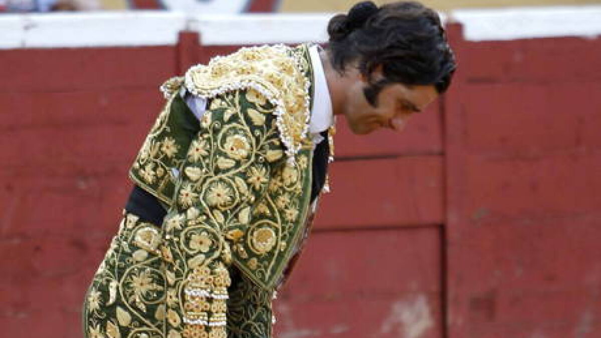 Morante de la Puebla sufre una cogida en la plaza de La Maestranza de Sevilla