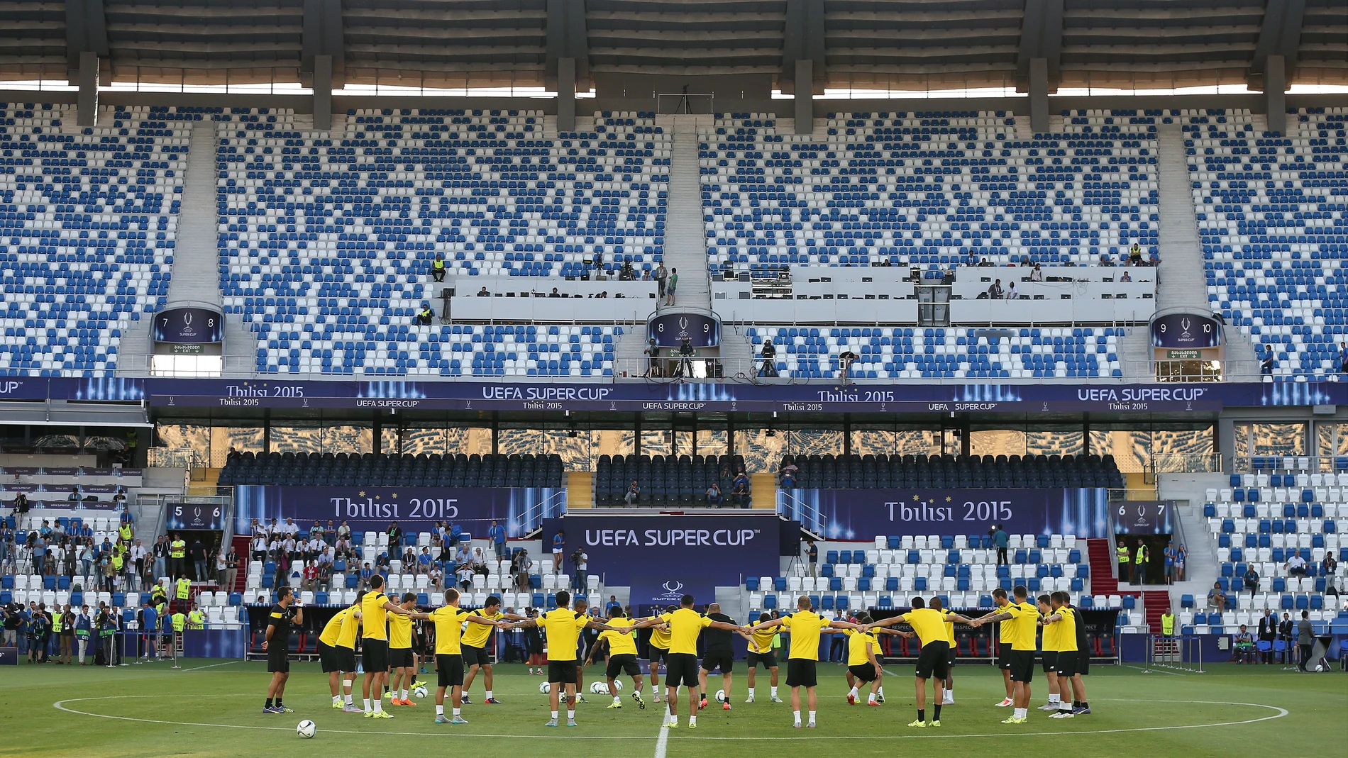 El Sevilla hace piña en una sesión de entrenamiento El Sevilla hace piña en una sesión de entrenamiento