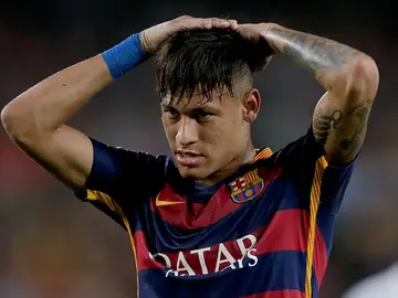 Neymar con las manos en la cabeza Neymar con las manos en la cabeza