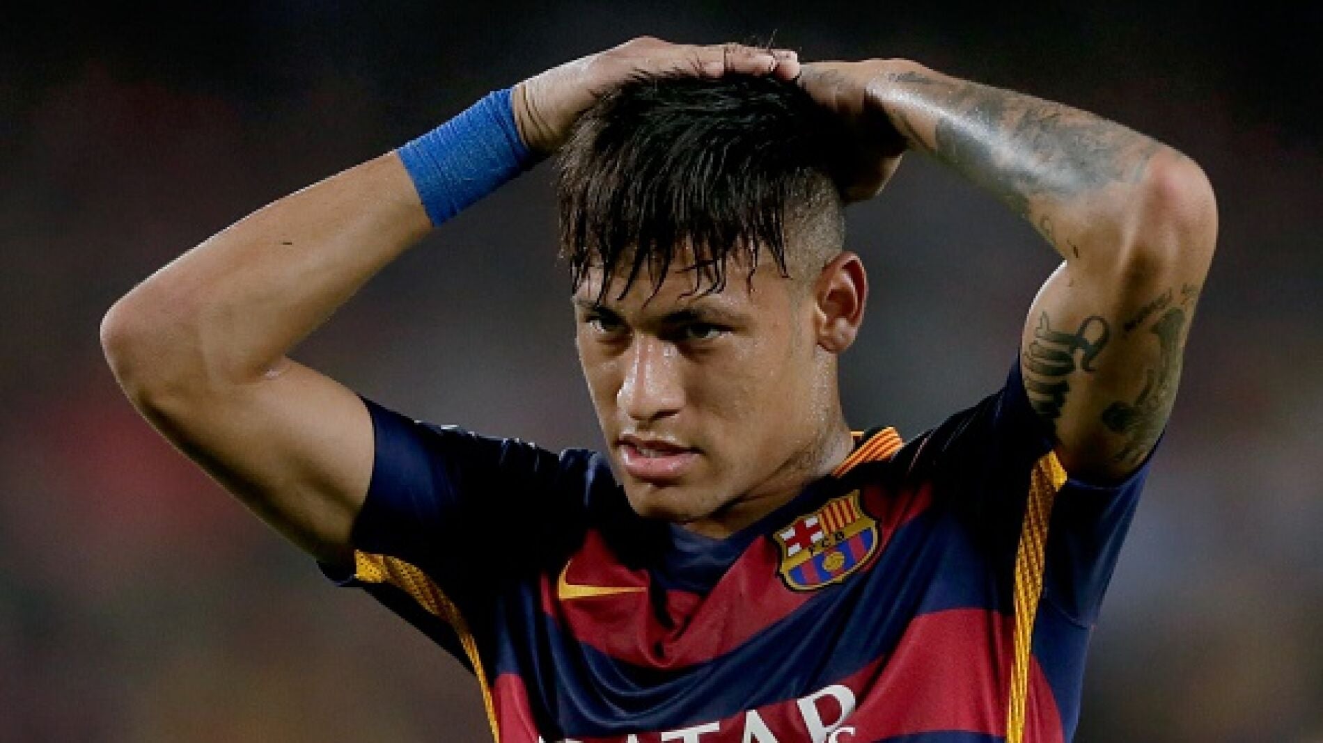 Neymar con las manos en la cabeza
