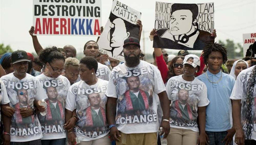Marcha en Ferguson tras un año de la muerte de Brown