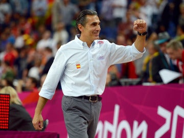 Scariolo durante un partido con la selección española de baloncesto