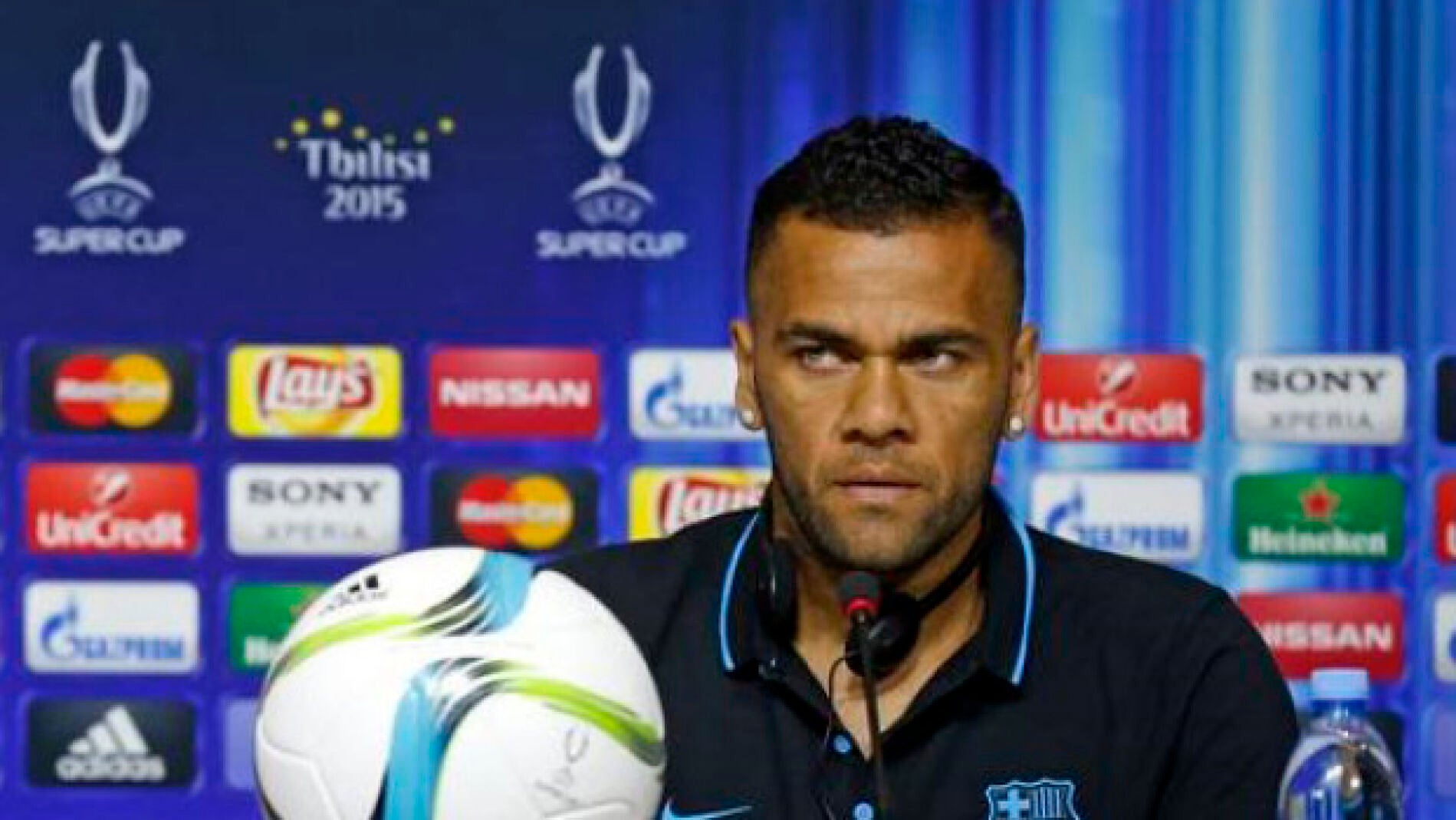 Dani Alves en rueda de prensa
