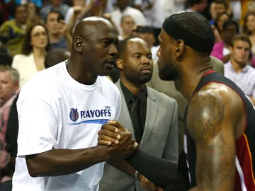 Michael Jordan y Lebron James se saludan antes de un partido de la NBA Michael Jordan y Lebron James se saludan antes de un partido de la NBA