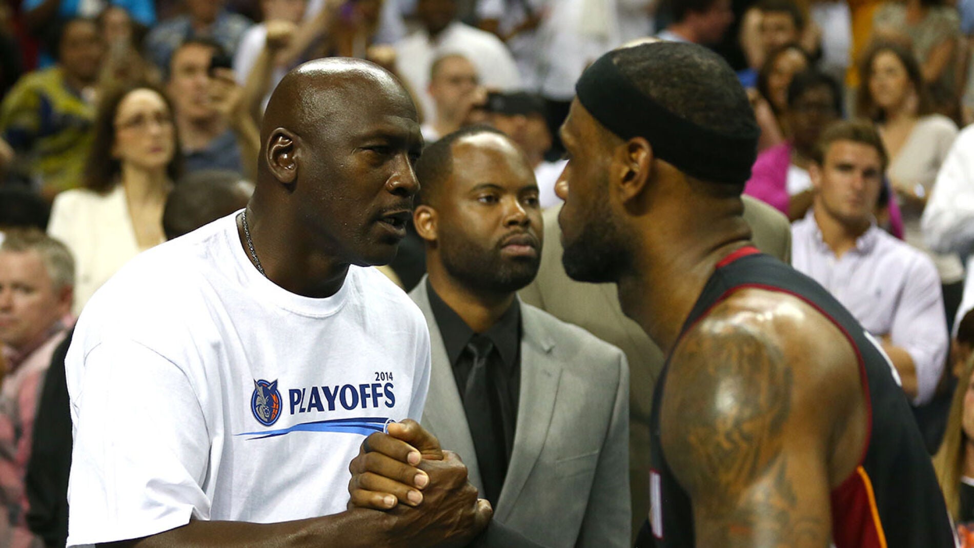 Michael Jordan y Lebron James se saludan antes de un partido de la NBA
