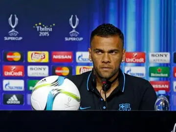 Alves durante la rueda de prensa Alves durante la rueda de prensa