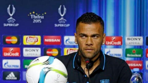 Alves durante la rueda de prensa