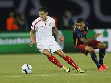 Víctor Vitolo lucha por el balón con el defensa brasileño Dani Alves Víctor Vitolo lucha por el balón con el defensa brasileño Dani Alves