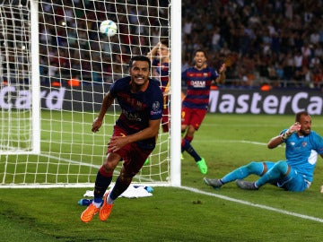 Pedro celebrando su gol