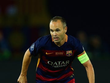 Iniesta en una jugada del partido