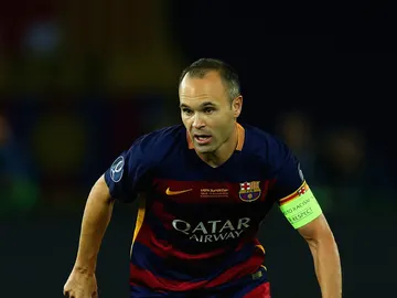 Iniesta en una jugada del partido Iniesta en una jugada del partido