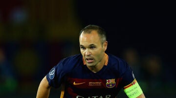 Iniesta en una jugada del partido