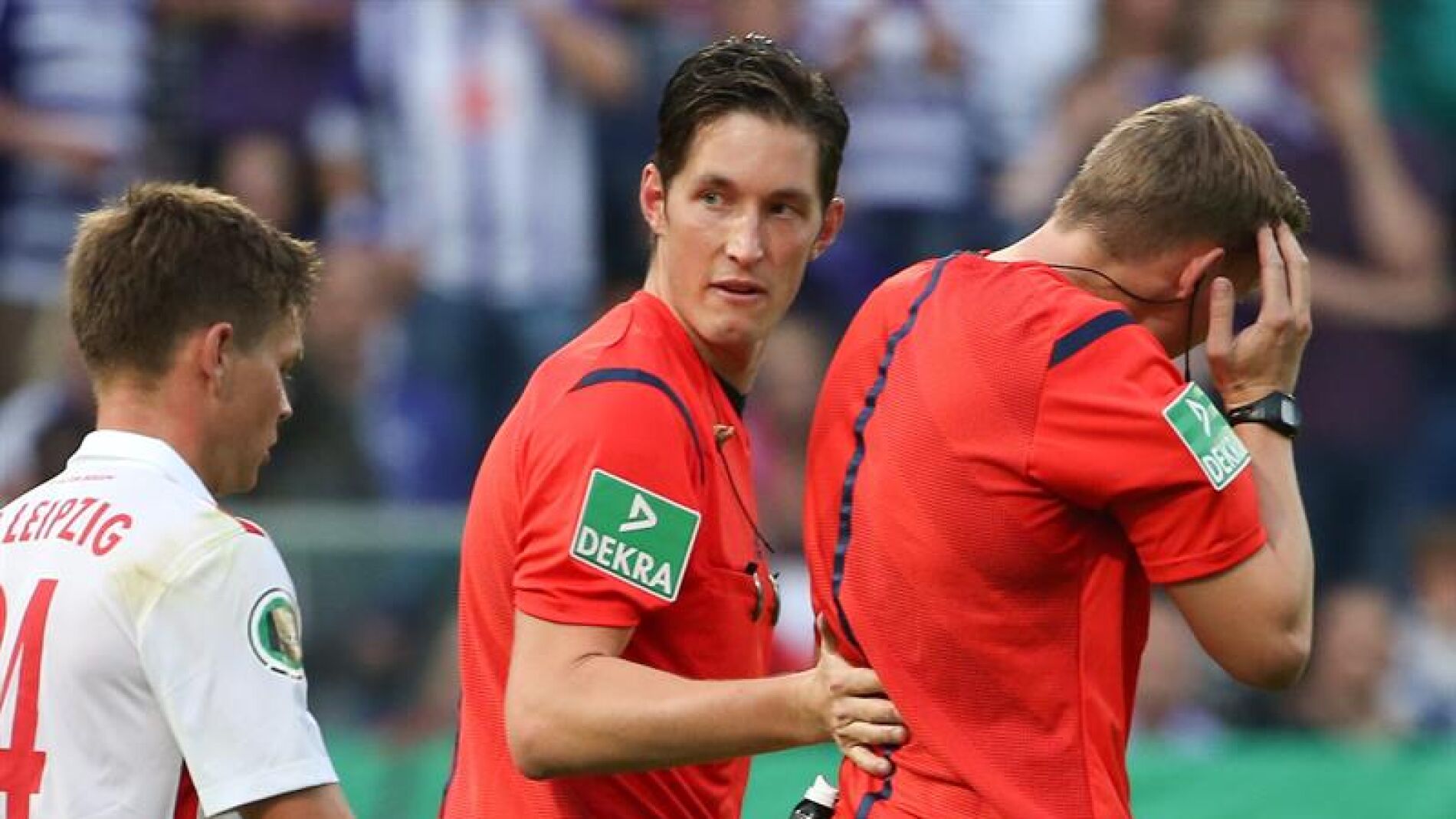 El &aacute;rbitro que recibi&oacute; un mecherazo de la grada en Alemania