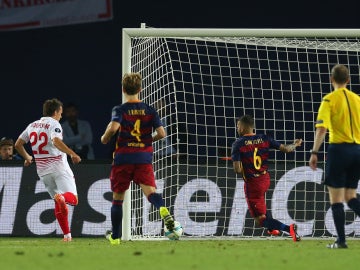 Konoplyanka chuta a puerta durante la final de la Supercopa de Europa