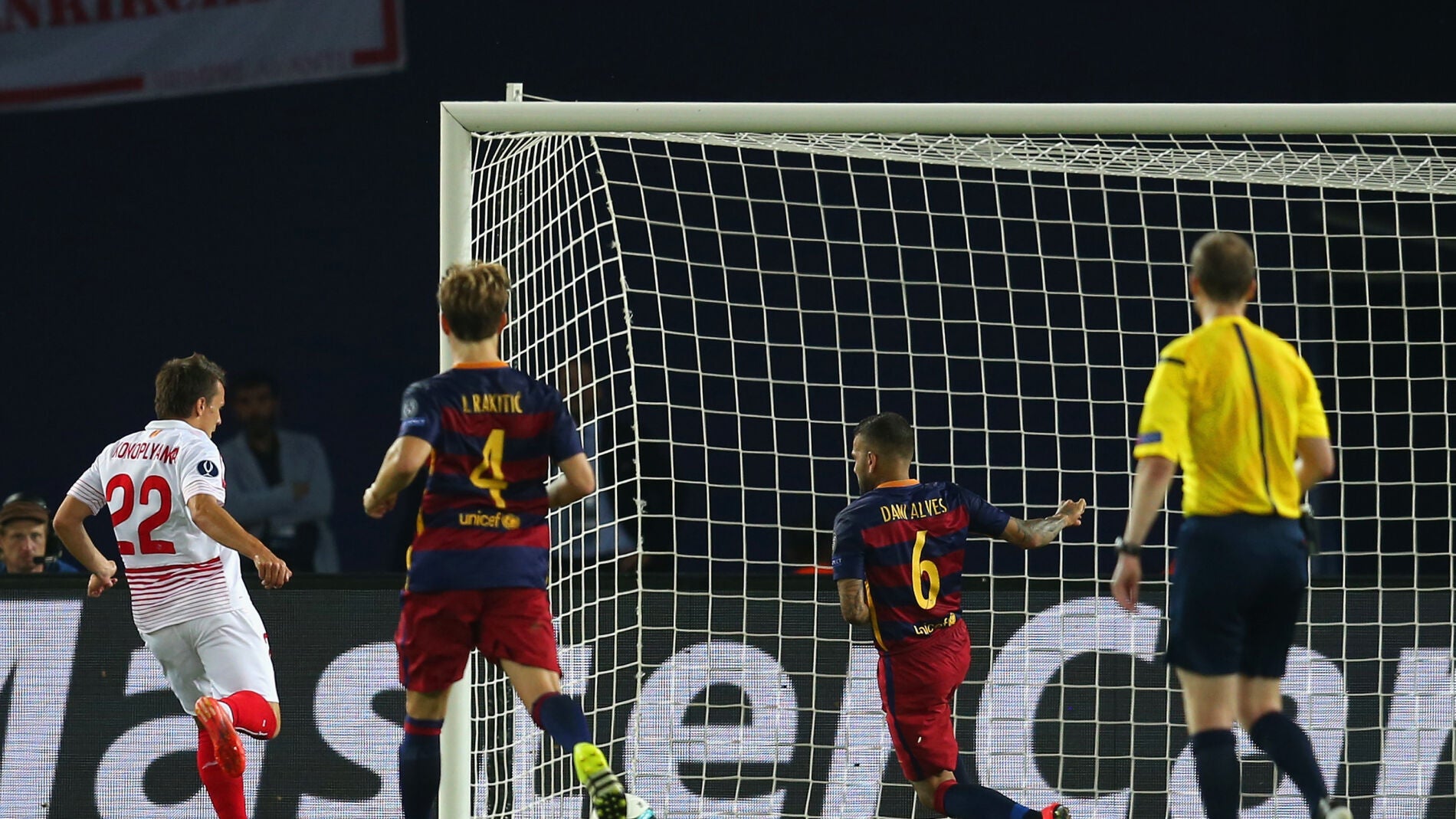 Konoplyanka chuta a puerta durante la final de la Supercopa de Europa